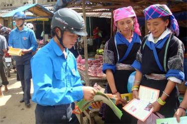 Đoàn viên các cấp ở cơ sở tích cực tuyên truyền việc phòng chống ma túy cho người dân qua các tờ rơi.