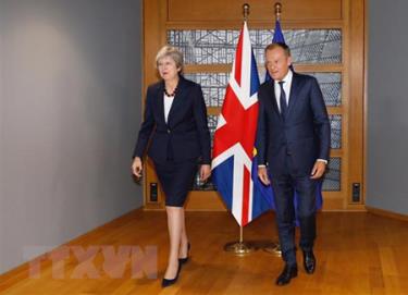 Chủ tịch Hội đồng châu Âu Donald Tusk (phải) trong cuộc gặp Thủ tướng Anh Theresa May trước Hội nghị thượng đỉnh EU ở Brussels, Bỉ ngày 17/10/2018.