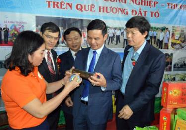 Đồng chí Dương Văn Tiến - Phó Chủ tịch UBND tỉnh cùng các đại biểu tham quan gian hàng tại Hội chợ triển lãm hàng công nghiệp-tiểu thủ công nghiệp vùng Tây Bắc 2018.