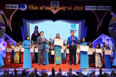 Phó Thủ tướng Vũ Đức Đam cùng Bí thư thứ nhất Trung ương Đoàn TNCS Hồ Chí Minh Lê Quốc Phong trao phần thưởng tặng các thầy giáo, cô giáo dự chương trình 