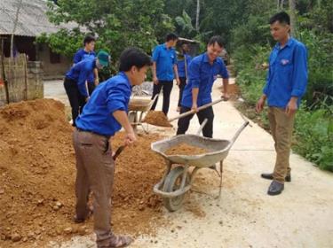 Tuổi trẻ Xuân Long tham gia tình nguyện vì cuộc sống cộng đồng.