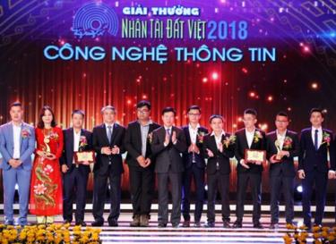 Trao giải Nhì lĩnh vực CNTT cho các nhóm tác giả