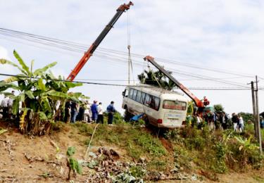 Các lực lượng chức năng triển khai cứu hộ phương tiện gặp nạn.