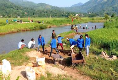 Đoàn viên thanh niên huyện Trấn Yên tham gia vệ sinh môi trường.