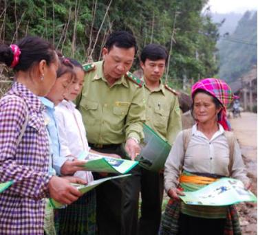 Kiểm lâm huyện Trạm Tấu tuyên truyền, vận động nhân dân không đốt nương vào những ngày thời tiết nắng nóng, gió mạnh.