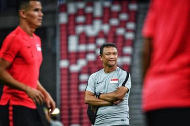 Fandi Ahmad (áo trắng) quyết tâm đánh bại Thái Lan.