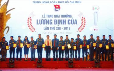 Chủ tịch Ủy ban Trung ương MTTQ Việt Nam Trần Thanh Mẫn cùng các thanh niên được trao giải thưởng Lương Định Của năm 2018.