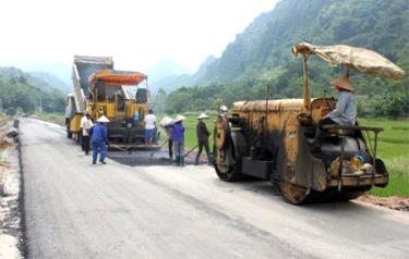 Công nhân Công ty cổ phần Xây dựng giao thông Yên Bái thi công đường Khánh Hòa - Minh Xuân (Lục Yên).