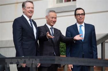 Đại diện Thương Mại Mỹ Robert Lighthizer, Phó Thủ tướng Trung Quốc Lưu Hạc và Bộ trưởng Tài chính Mỹ Steven Mnuchin tại vòng đàm phán thương mại ở Washington, DC ngày 10/10/2019.