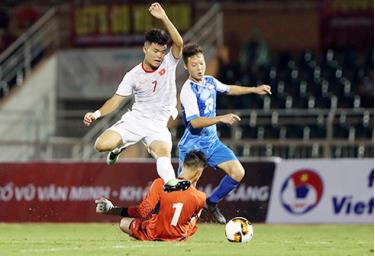 U19 Việt Nam chơi lấn lướt trong hiệp một.