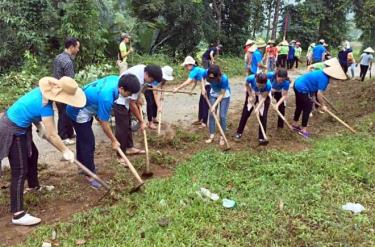 Cán bộ đảng viên, công chức, viên chức Phòng Giáo dục và Đào tạo Lục Yên tích cực hưởng ứng “Ngày cùng dân, ngày cùng doanh nghiệp” tại xã Trung Tâm.