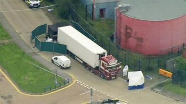 Cảnh sát phong tỏa chiếc xe container chở hàng chứa 39 thi thể ở hạt Essex, miền Đông Anh, ngày 23-10-2019.