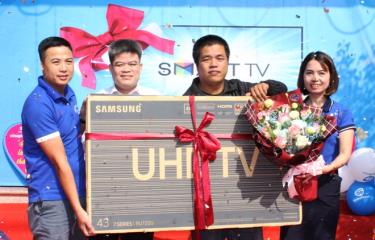 Lãnh đạo VNPT Yên Bái trao tặng tivi cho khách hàng Ngô Ngọc Trung ở tổ 1, thị trấn Mậu A, huyện Văn Yên.