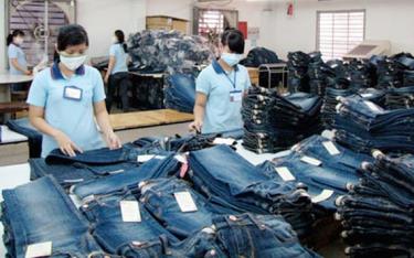 Sản xuất quần jean xuất khẩu.