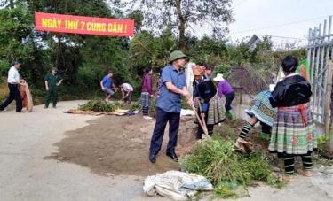 Cán bộ, đảng viên Ủy ban Mặt trận Tổ quốc tỉnh giúp đồng bào dân tộc thiểu số vệ sinh môi trường nông thôn trong “Ngày thứ Bảy cùng dân” tại thôn Bản Lốm, xã Hạnh Sơn (Văn Chấn).