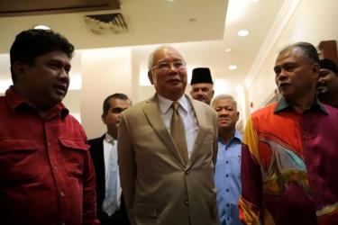 Ông Najib Razak trình diện tại tòa án sáng 18-11.