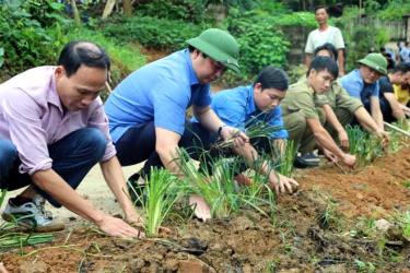 Lãnh đạo huyện Yên Bình tham gia 