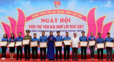 5 năm qua, các cấp bộ Đoàn đã tổ chức tuyên dương trên 1.600 thanh niên tiêu biểu ở các lĩnh vực khác nhau. Trong ảnh: Đồng chí Triệu Tiến Thịnh - Phó Chủ tịch HĐND tỉnh cùng lãnh đạo Tỉnh đoàn Yên Bái tặng Bằng khen cho các cá nhân, tập thể có thành tích xuất sắc trong đợt thi đua chào mừng kỷ niệm 60 năm Ngày Bác Hồ thăm Yên Bái.