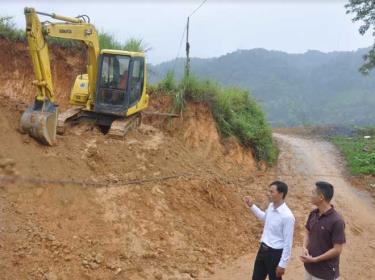 Anh Hoàng Đình Văn (áo trắng) giới thiệu với lãnh đạo Hội Nông dân huyện Trạm Tấu về hiệu quả đầu tư làm dịch vụ máy xúc.