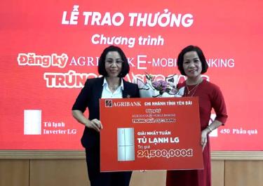 Thay mặt lãnh đạo Agribank chi nhánh tỉnh Yên Bái, bà Đào Phương Thảo trao giải nhất cho khách hàng Nguyễn Thị Hải Yến.