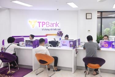 Khách hàng thực hiện giao dịch tại TPBank.