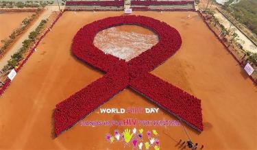 Xếp hình ruybăng đỏ nhân Ngày Thế giới phòng, chống HIV/AIDS tại Bhubaneswar, Ấn Độ.