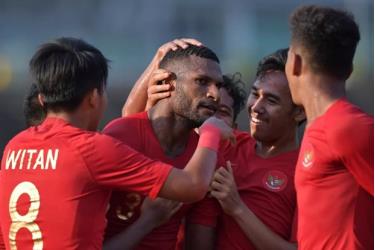 U22 Indonesia đang bám đuổi U22 Việt Nam tại bảng B.