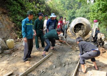 Hội viên cựu chiến binh huyện Mù Cang Chải tham gia bê tông hóa đường giao thông nông thôn.
