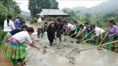 Người dân xã Hồng Ca, huyện Trấn Yên làm đường giao thông nông thôn, xây dựng nông thôn mới