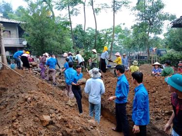 Đoàn viên thanh niên thị xã tham gia đóng góp ngày công xây dựng “Nhà nhân ái” cho các hộ nghèo.