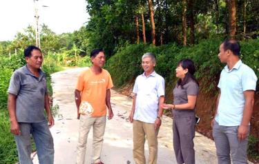 Lãnh đạo xã và Phòng Kinh tế và Hạ tầng huyện Yên Bình kiểm tra tuyến đường mới được kiên cố hóa trên địa bàn Tân Hương.
