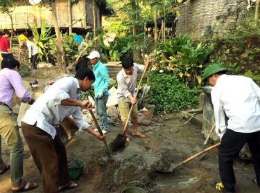 Lãnh đạo thị xã Nghĩa Lộ và cán bộ xã Nghĩa An đóng góp ngày công xây dựng nhà ở cho hộ gia đình đặc biệt khó khăn.