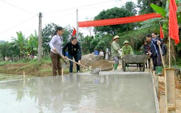 Nhân dân xã Đại Đồng (Yên Bình) tham gia làm đường giao thông nông thôn.