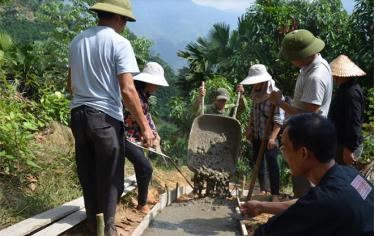 Người dân Văn Chấn tích cực tham gia làm đường giao thông nông thôn.