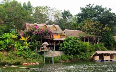 Khu du lịch homestay Vũ Linh thu hút nhiều khách trong và ngoài nước mang lại nguồn thu cho xã và người dân địa phương.