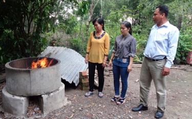 Phụ nữ xã Bình Thuận, huyện Văn Chấn hưởng ứng phong trào xây dựng mô hình hố rác tại các chi hội. Hiện tại đã có 12 hố rác xây, 6 lò đốt rác mini đang hoạt động hiệu quả. (Ảnh: Minh Huyền)