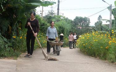 Hội viên Chi hội Phụ nữ thôn Cầu Mơ, xã Đại Minh ra quân vệ sinh đường làng, ngõ xóm.