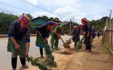 Hội viên Hội Phụ nữ xã Púng Luông, huyện Mù Cang Chải tham gia giữ gìn vệ sinh môi trường.