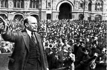 Lenin diễn thuyết trước các chiến sĩ cách mạng Hồng vệ binh tại Quảng trường đỏ Moscow trong Cách mạng Tháng Mười Nga.