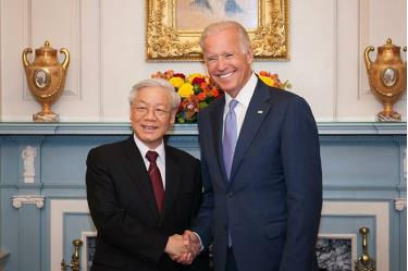 Ông Joe Biden bắt tay Tổng Bí thư Nguyễn Phú Trọng trong bữa tiệc trưa tại Bộ Ngoại giao Mỹ ở Washington, D.C ngày 7/7/2015.