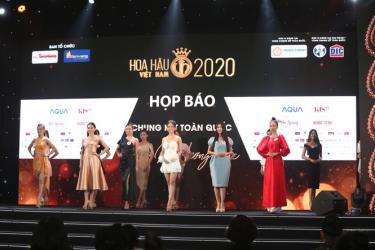 35 người đẹp của vòng chung kết xuất hiện tại họp báo.