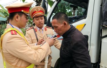 Lực lượng Công an huyện Văn Yên đã tăng cường công tác tuần tra, kiểm soát, xử lý nghiêm các hành vi vi phạm trật tự an toàn giao thông.