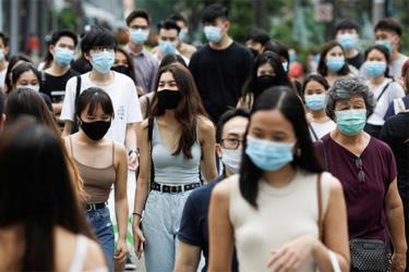Người dân Singapore trên đường phố.
