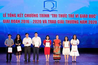 Ban tổ chức trao giải thưởng 