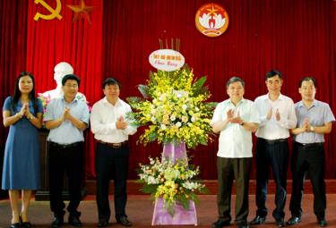 Đồng chí Dương Văn Thống - Phó Bí thư Thường trực Tỉnh ủy (khóa XVIII) tặng hoa chúc mừng Ban Thường trực Ủy ban MTTQ Việt Nam tỉnh Yên Bái nhân Ngày truyền thống Mặt trận Tổ quốc Việt Nam (18/11/2019).