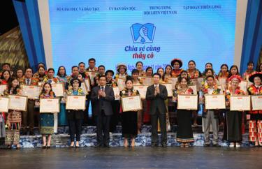 Trưởng ban Tuyên giáo Trung ương Võ Văn Thưởng và Chủ tịch Hội đồng Dân tộc của Quốc hội Hà Ngọc Chiến khen thưởng các thầy, cô giáo dân tộc thiểu số.