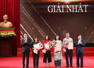 Ban tổ chức trao giải cho các tác giả đạt giải Nhất.