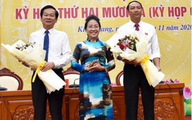 Ông Lâm Minh Thành (bên phải) được bầu giữ chức Chủ tịch UBND tỉnh Kiên Giang.