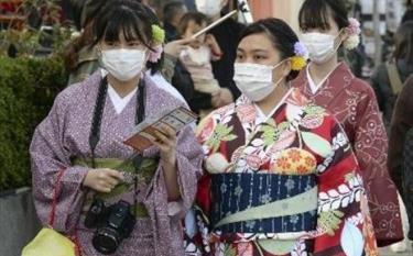 Người dân đeo khẩu trang phòng lây nhiễm COVID-19 tại Kyoto, Nhật Bản.