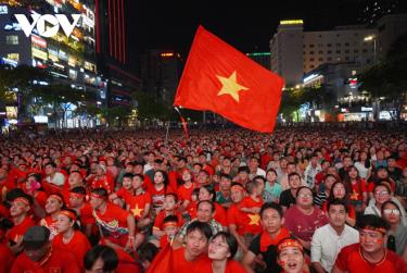 Cờ đỏ sao vàng kiêu hãnh tung bay ở Phố đi bộ Nguyễn Huệ khi ccoor động viên cổ vũ Đội tuyển Việt Nam thi đấu.